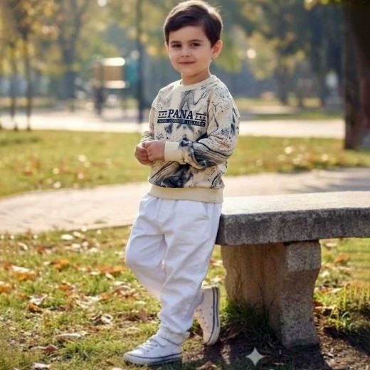 استایل پاییزی خردسال با دورس تک بچه گانه کرم رنگ طرح ماربل PANA ست شده با شلوار کتان سفید در فضای باز.