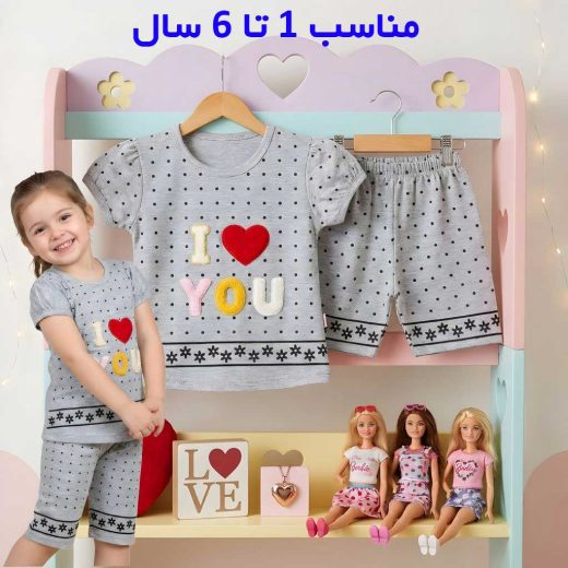 تن‌خور ست تیشرت و شلوارک دخترانه ملانژ طوسی کنار قفسه اسباب‌بازی و عروسک‌ها