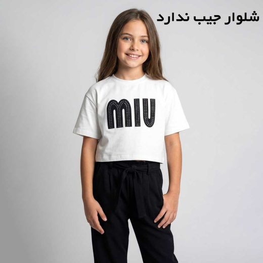 نمای نزدیک تنخور تیشرت کراپ سفید با شلوار دمپا مشکی بدون جیب و کمربنددار