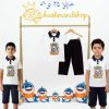 نمایش تن‌خور و نمای محصول ست تیشرت و شلوارک پسرانه طرح کوسه و همان لباس روی رگال آویزان پایین صفحه چند عروسک کوسه